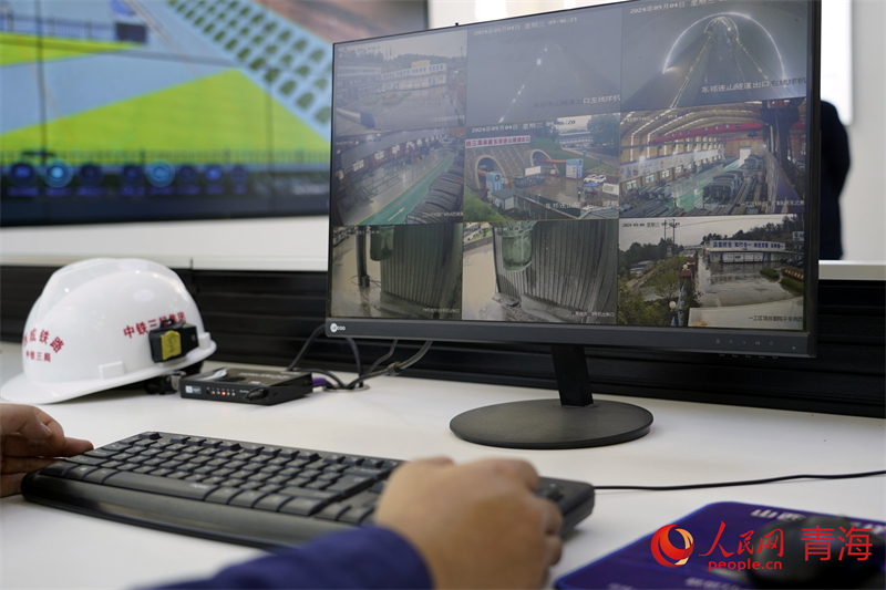 工作人員監(jiān)測東祁連山隧道施工情況。人民網(wǎng) 況玉攝