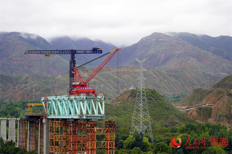 鋼桁拱一跨黃河的尖扎黃河特大橋。人民網(wǎng) 況玉攝