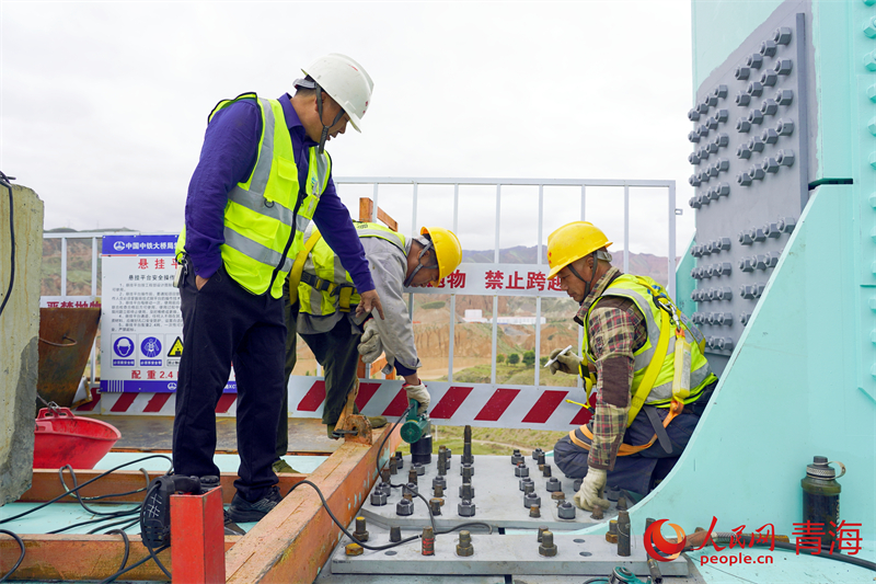 尖扎黃河特大橋施工中。人民網(wǎng) 況玉攝