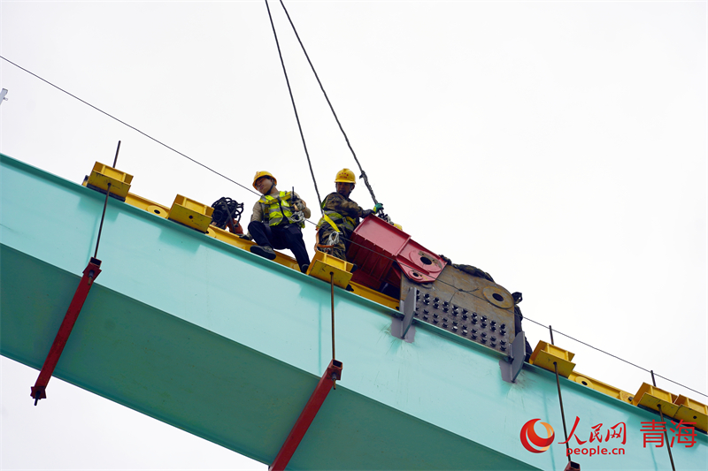 尖扎黃河特大橋施工中。人民網(wǎng) 況玉攝