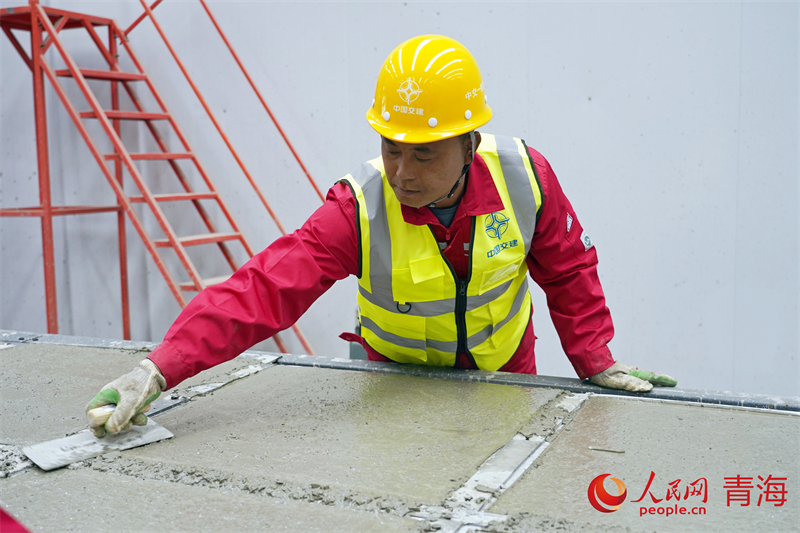 工人抹面。人民網(wǎng) 況玉攝