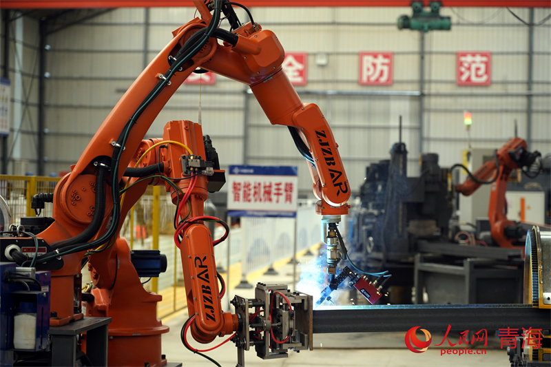 川青鐵路數(shù)字化構(gòu)件預(yù)制廠智能機(jī)械手臂。人民網(wǎng) 況玉攝