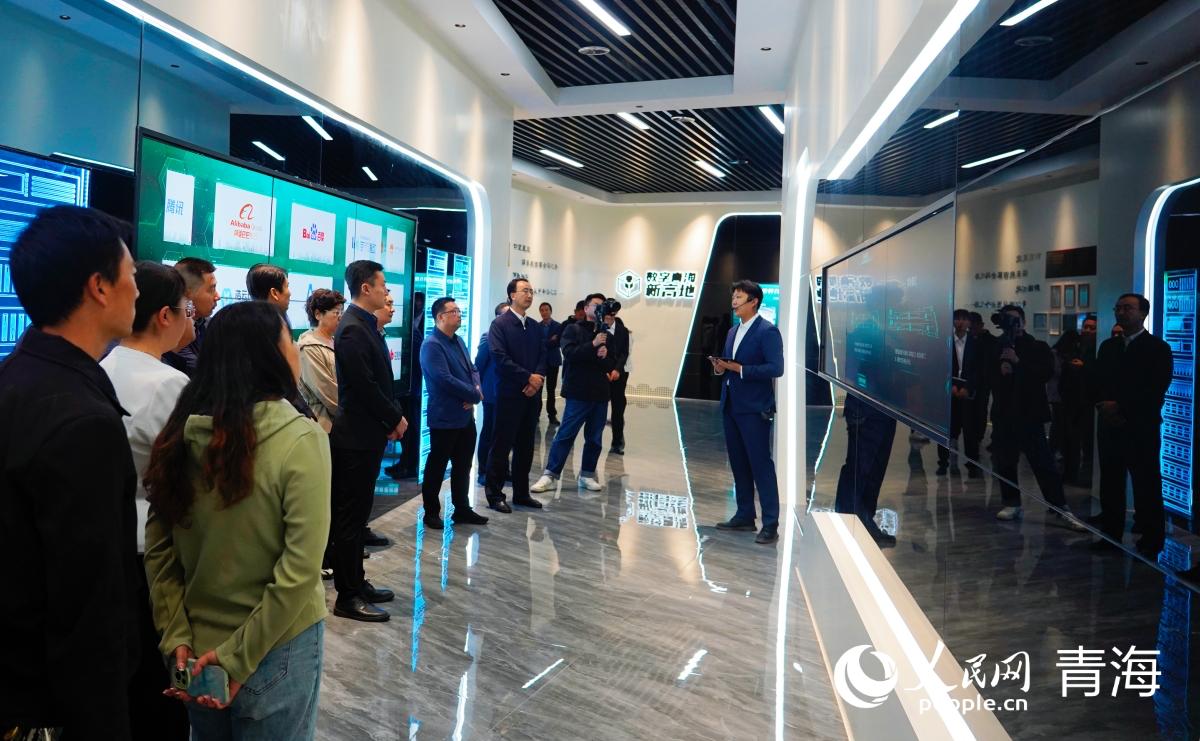 采訪團(tuán)了解海東綠色算力產(chǎn)業(yè)。人民網(wǎng)記者 楊啟紅攝