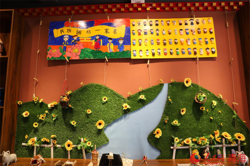 社區(qū)小朋友們的繪畫作品。人民網(wǎng) 顧斐菲攝