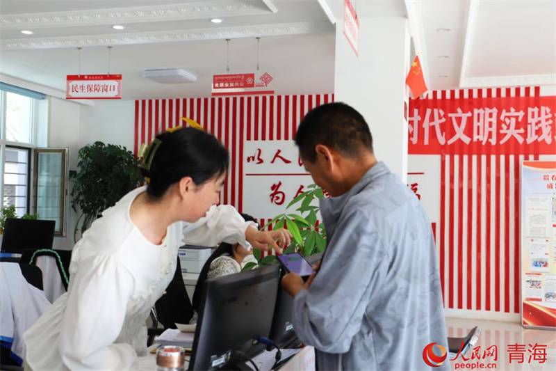 扎西才讓在歇春園社區(qū)綜合服務(wù)中心辦理業(yè)務(wù)。人民網(wǎng) 顧斐菲攝