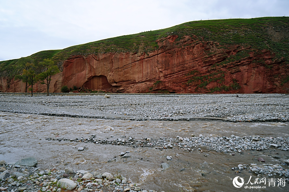 高山河谷。人民網(wǎng) 陳明菊攝