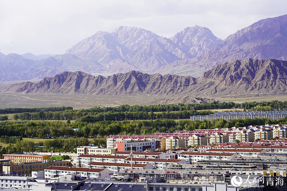 戈壁新城德令哈。人民網(wǎng) 陳明菊攝