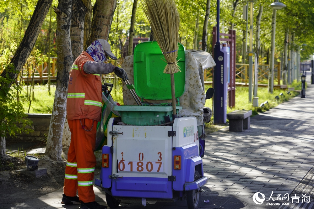 正在清潔河道的環(huán)衛(wèi)工人。人民網(wǎng) 陳明菊攝