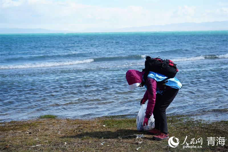 志愿者撿拾垃圾。人民網(wǎng) 況玉攝