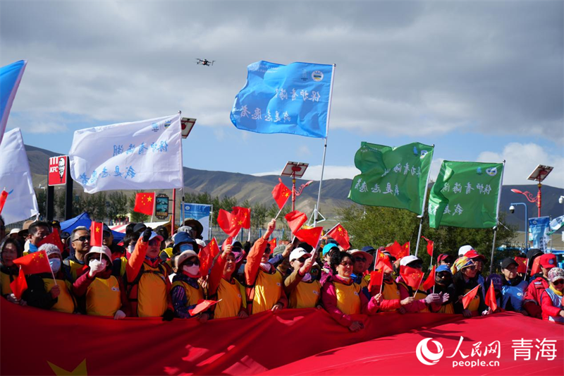 志愿者合唱《我和我的祖國(guó)》。人民網(wǎng) 況玉攝