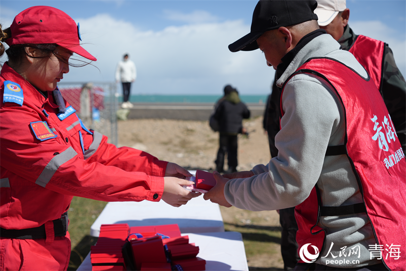 到達(dá)折返點(diǎn)的志愿者領(lǐng)取獎(jiǎng)品。人民網(wǎng) 況玉攝