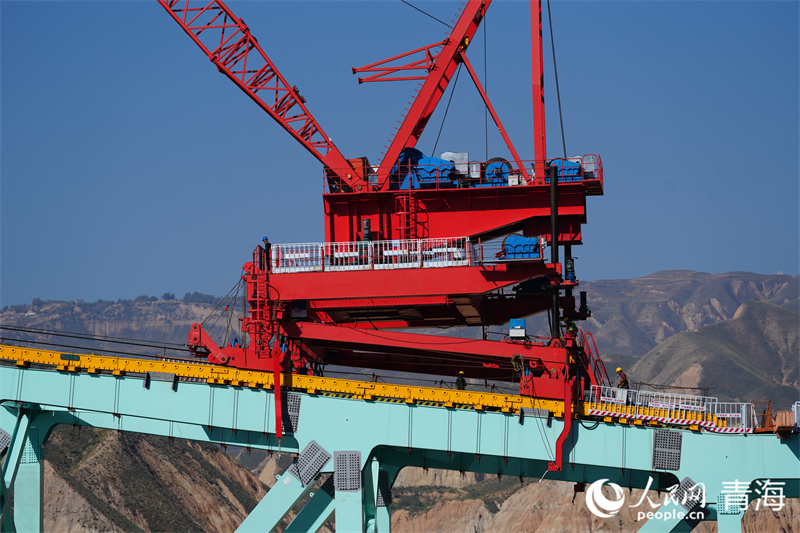 進行拱上吊行走。人民網 況玉攝