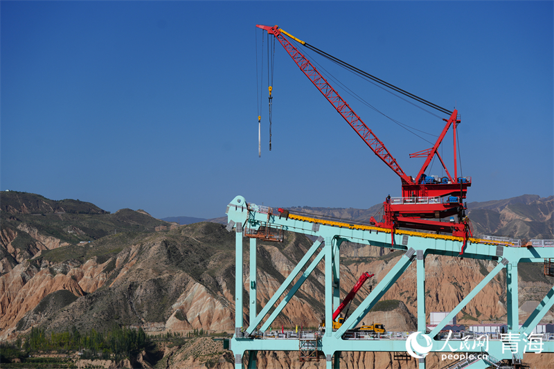 進(jìn)行拱上吊行走。人民網(wǎng) 況玉攝