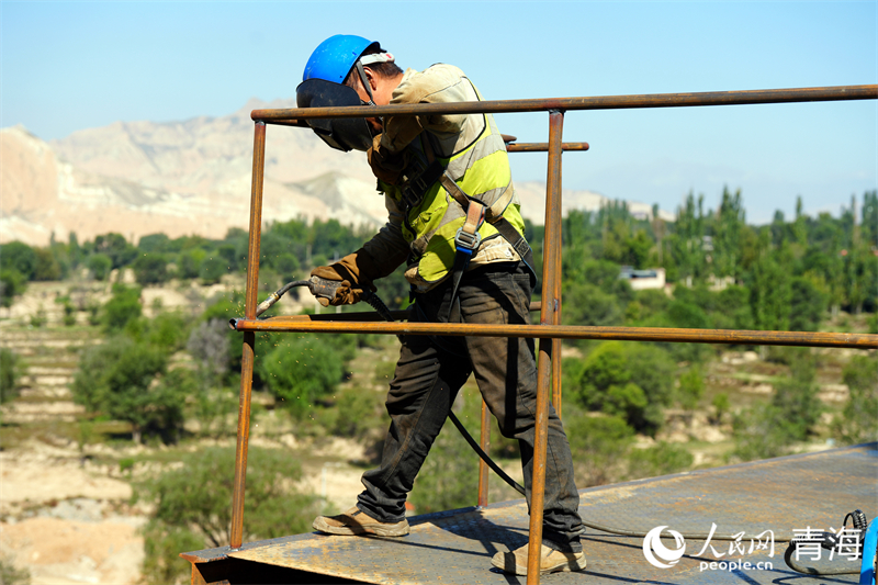 工人正在施工。人民網(wǎng) 況玉攝