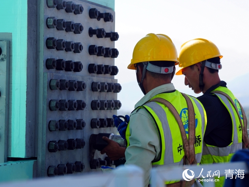 工人正在施工。人民網(wǎng) 況玉攝