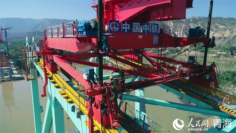 工人正在施工。人民網(wǎng) 況玉攝