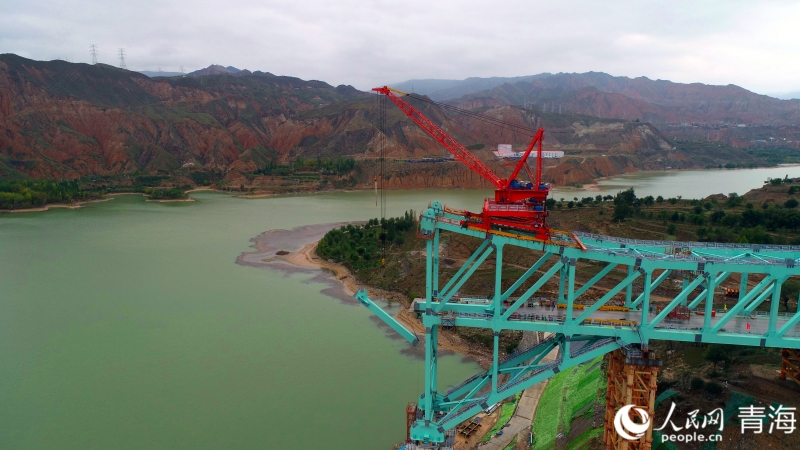 開始第12節(jié)間鋼桁梁架設(shè)。人民網(wǎng) 況玉攝