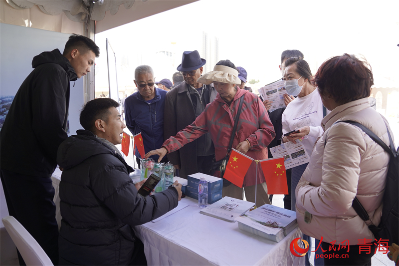 市民咨詢房屋售價。人民網(wǎng) 況玉攝