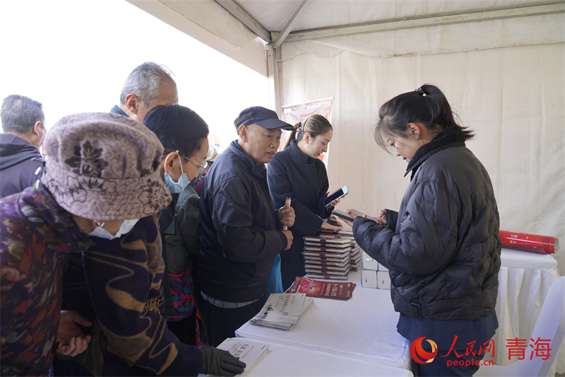 市民領(lǐng)取小禮品。人民網(wǎng) 況玉攝