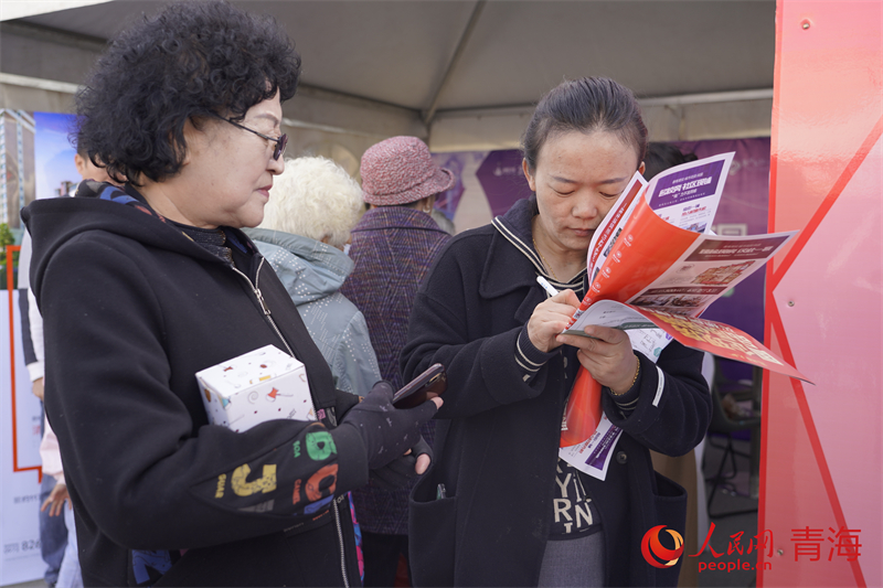 市民咨詢房屋售價。人民網(wǎng) 況玉攝