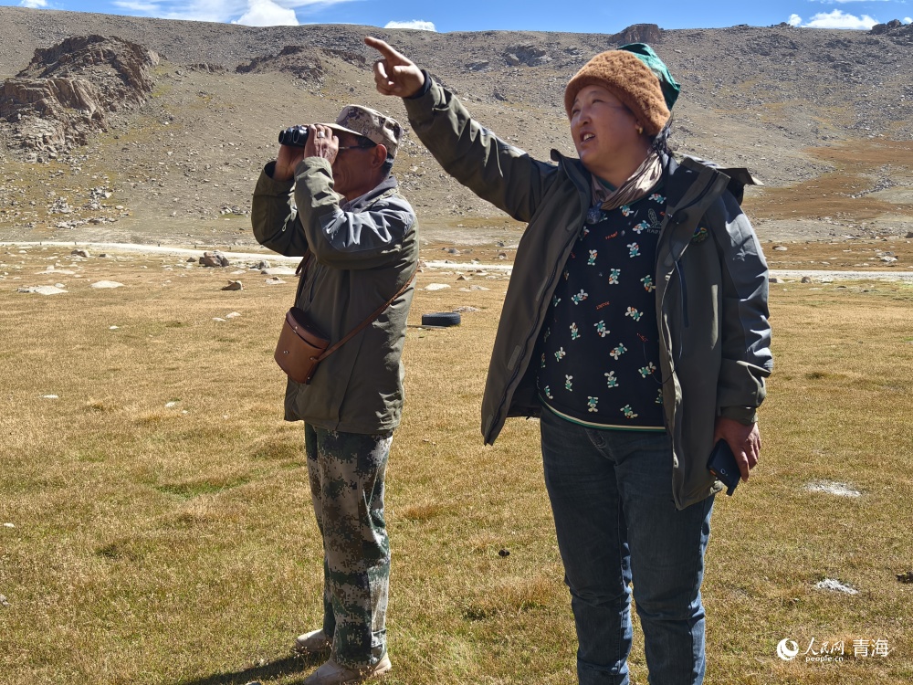 堅守在雪山牧場生態(tài)管護站的吉太本夫婦。人民網(wǎng) 陳明菊攝