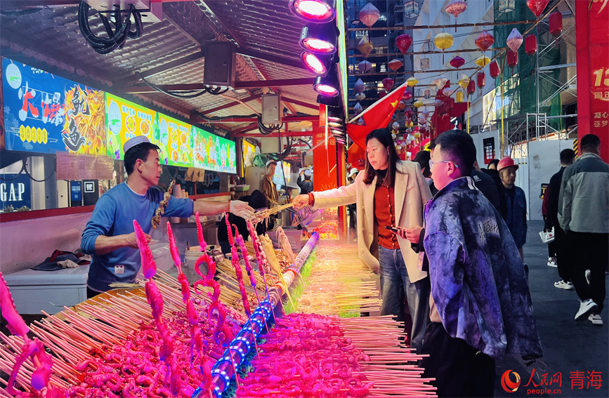 西寧市城西區(qū)力盟商業(yè)步行街內(nèi)的特色小吃攤位。人民網(wǎng) 顧斐菲攝