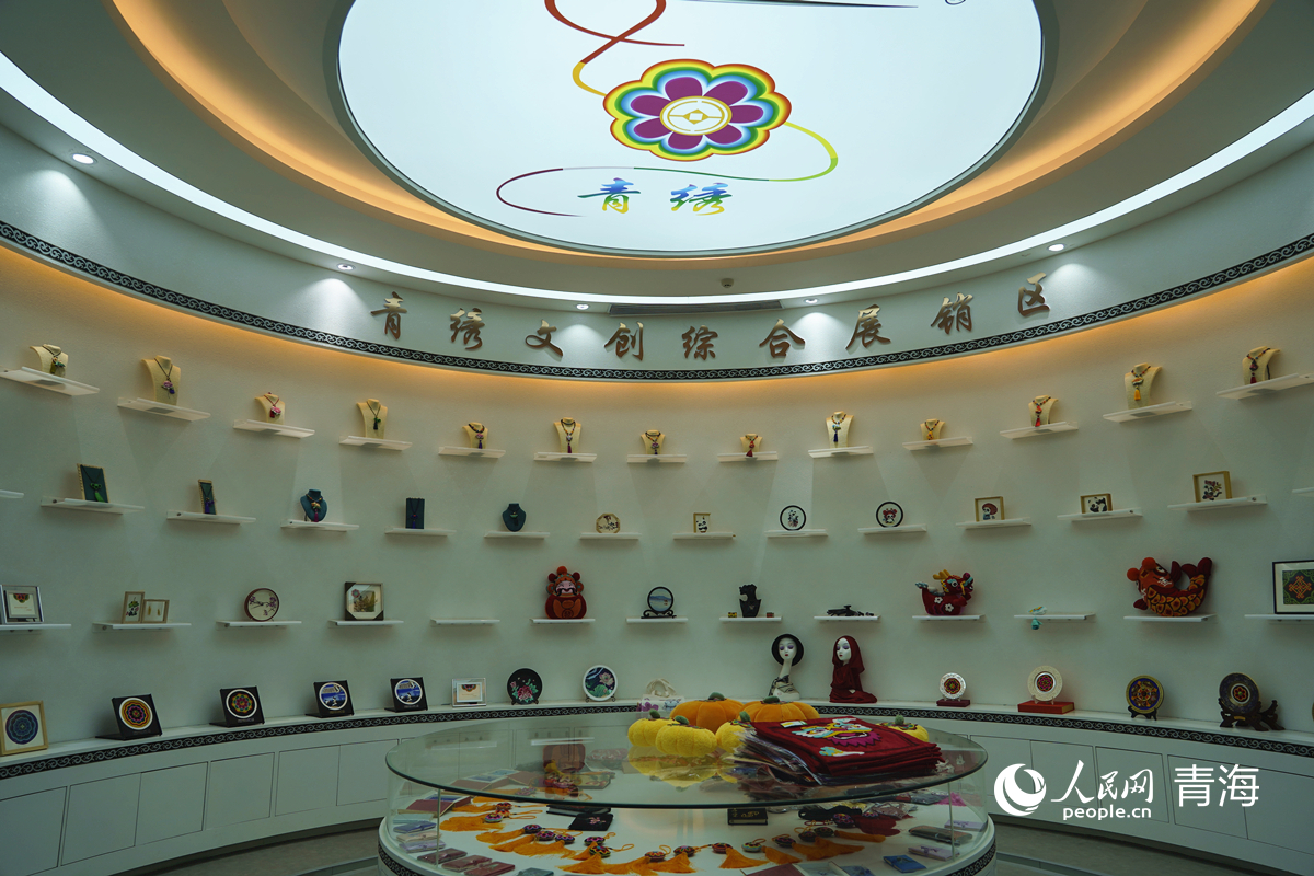 豐富多樣的青繡文創(chuàng)產(chǎn)品。人民網(wǎng)記者 楊啟紅攝