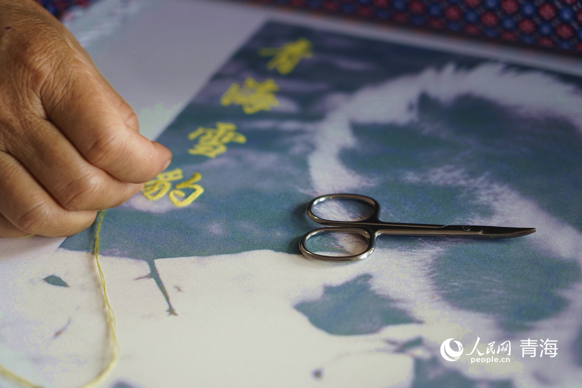 撒拉族婦女正在刺繡。人民網(wǎng)記者 楊啟紅攝