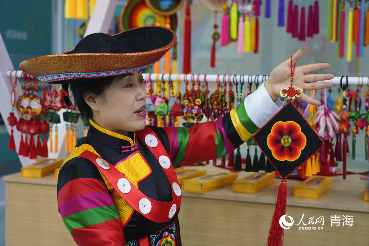 青繡（盤繡）產(chǎn)業(yè)基地內(nèi)，工作人員正在介紹盤繡產(chǎn)品。人民網(wǎng)記者 楊啟紅攝