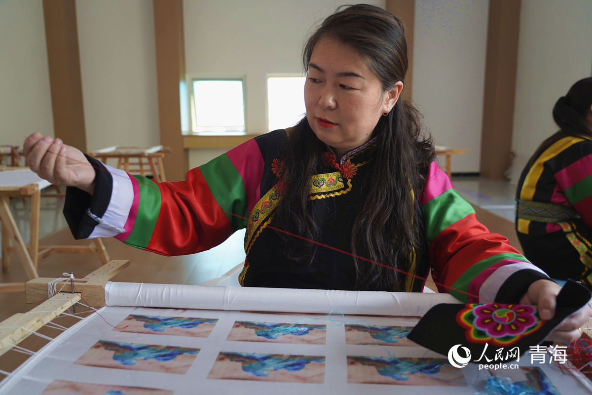 土族阿姑正在繡盤繡。人民網(wǎng)記者 楊啟紅攝