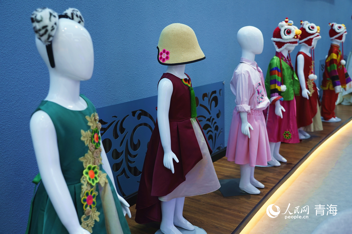 兒童服飾上帶有青繡元素。人民網(wǎng)記者 楊啟紅攝