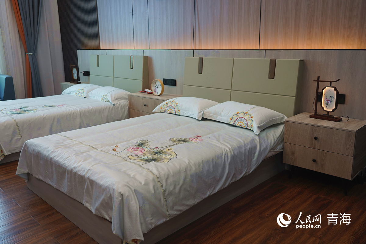 青繡產(chǎn)品“走進(jìn)”家居場(chǎng)景。人民網(wǎng)記者 楊啟紅攝