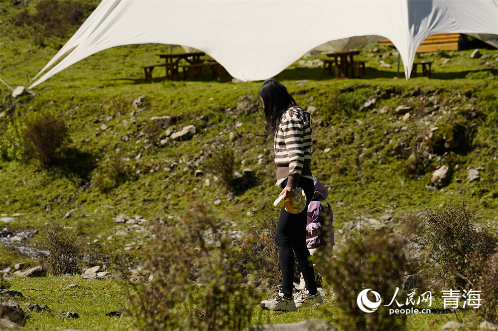 游人賞秋。人民網(wǎng)記者 甘海瓊攝