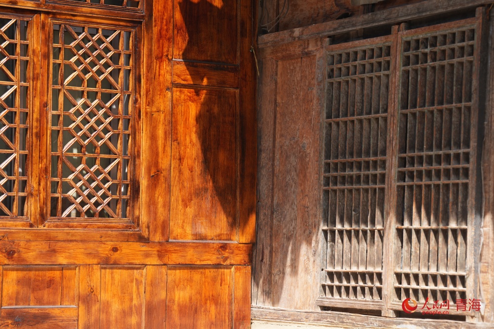 多杰家老舊房屋對(duì)比。人民網(wǎng) 陳明菊攝