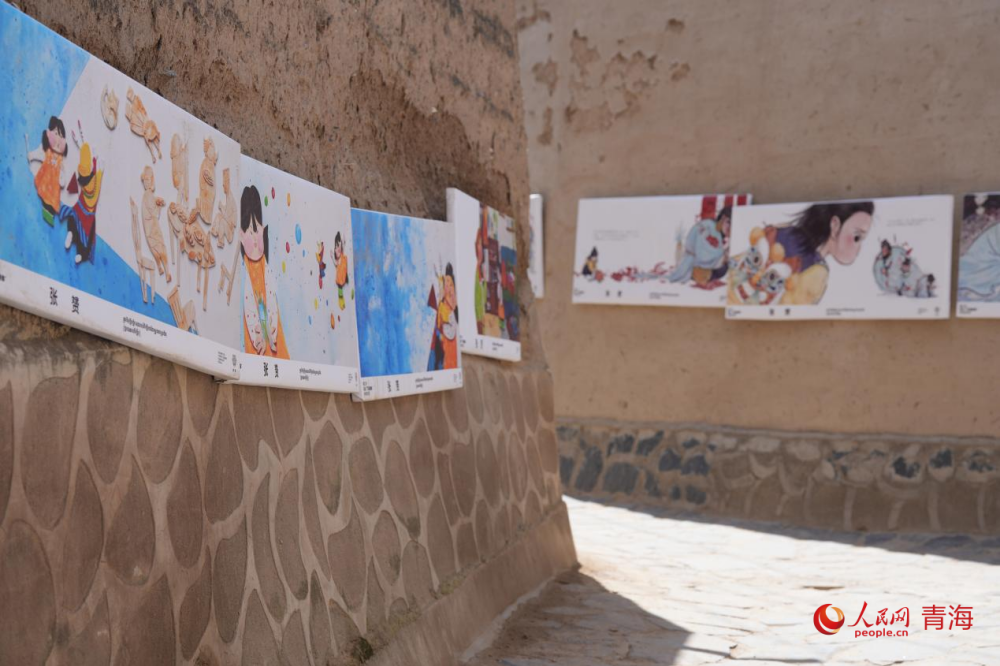 郭麻日古堡的寫(xiě)生作品展覽。人民網(wǎng) 陳明菊攝