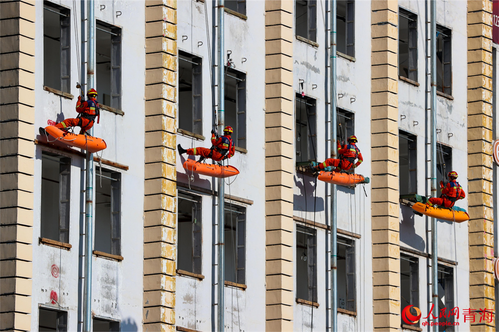 地震綜合實戰(zhàn)演練現(xiàn)場。人民網(wǎng) 陳明菊攝