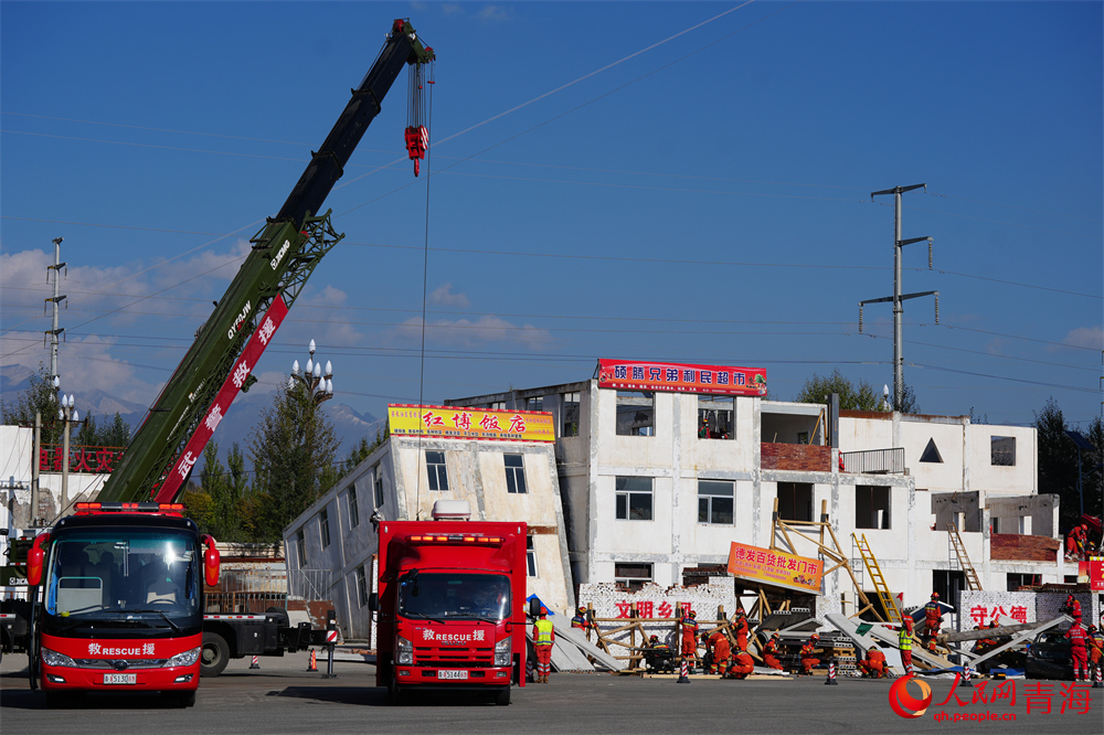 地震綜合實戰(zhàn)演練現(xiàn)場。人民網(wǎng) 陳明菊攝
