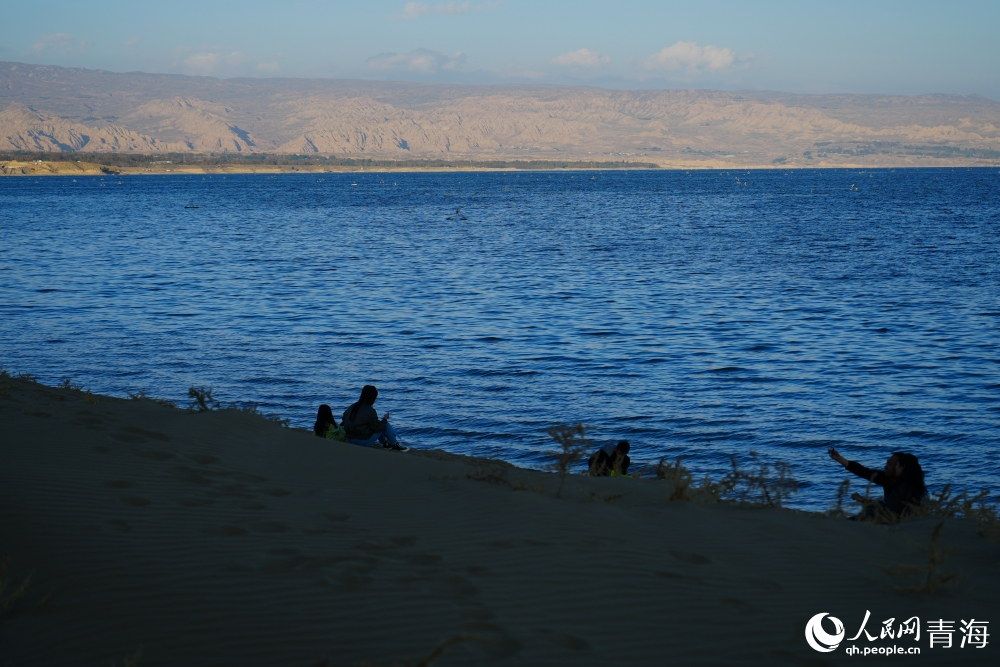 傍晚游客在龍羊湖畔。人民網(wǎng)記者 甘海瓊攝