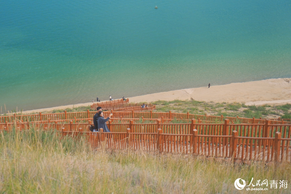 游客在龍羊峽。人民網(wǎng)記者 甘海瓊攝