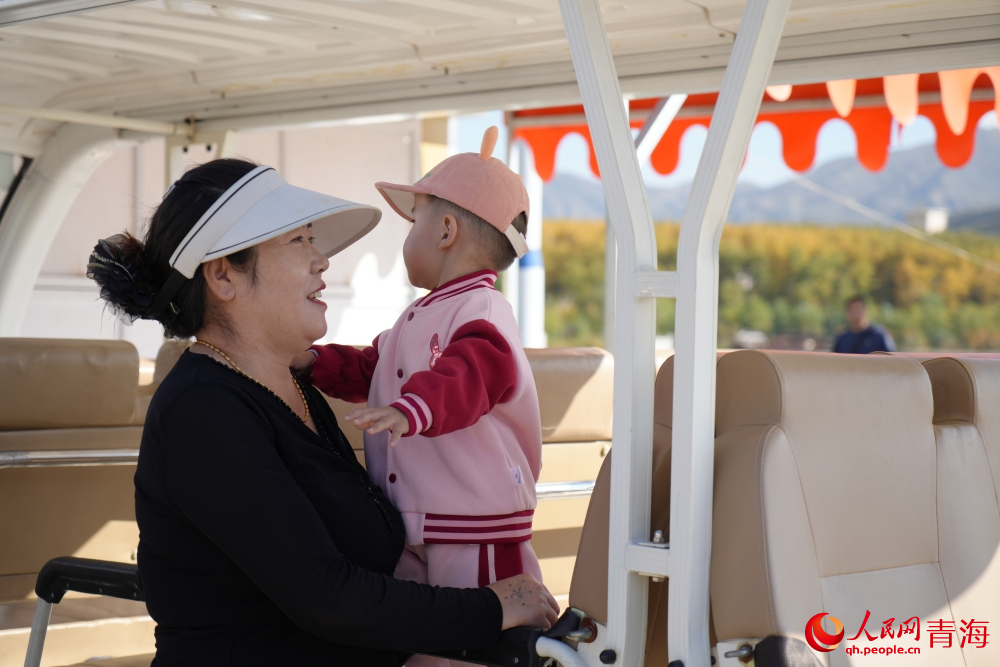 市民在三河濕地公園游玩。人民網(wǎng) 陳明菊攝