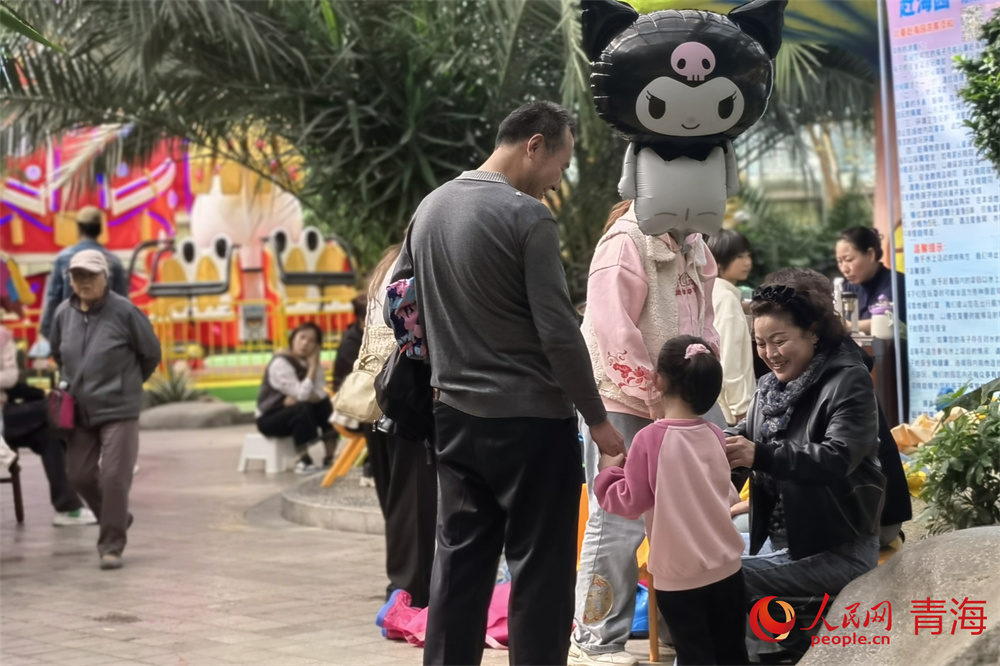 市民帶著孩子在公園內游玩。人民網 馬可欣攝