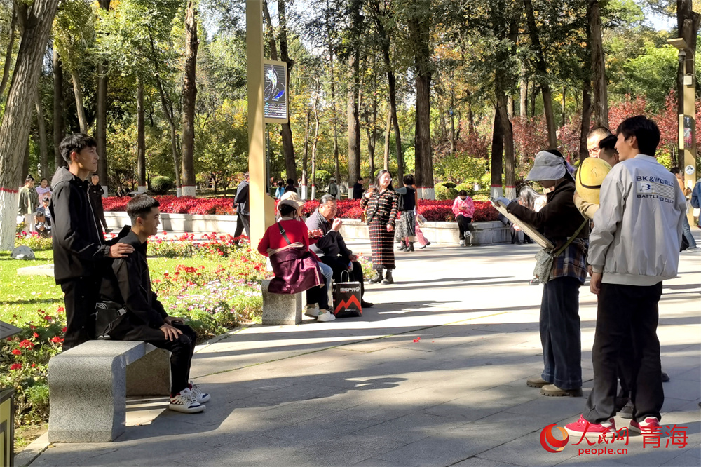 公園內(nèi)畫(huà)師正在為游客畫(huà)肖像畫(huà)。人民網(wǎng) 馬可欣攝