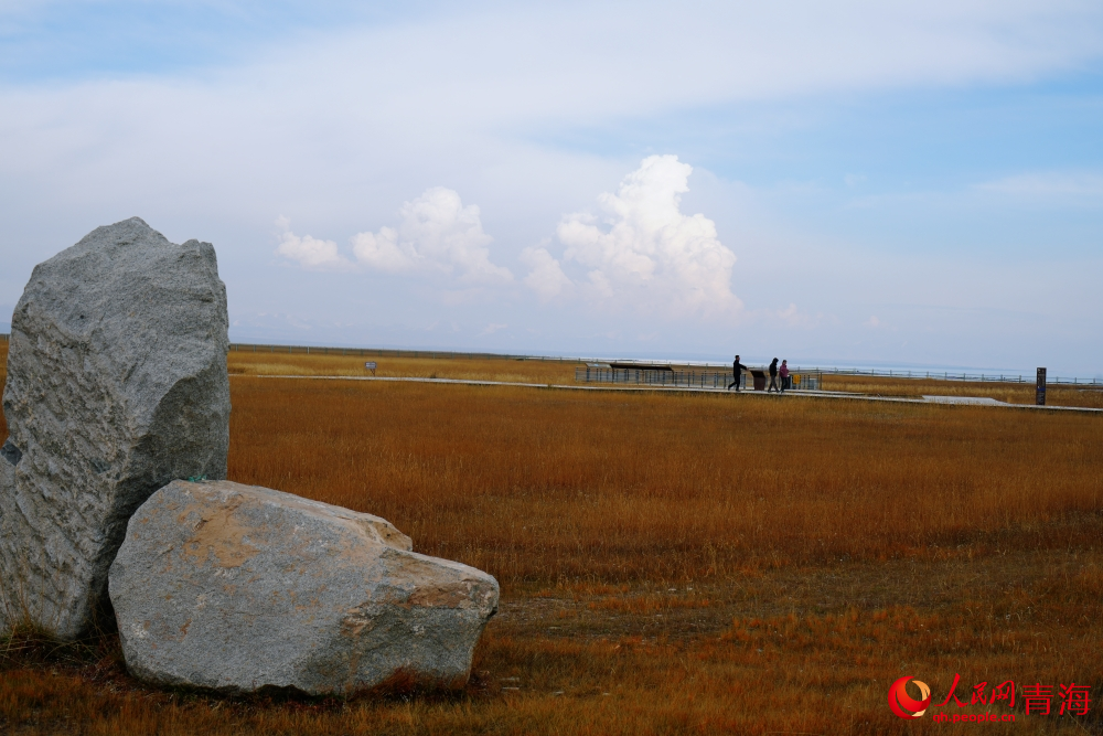游客漫步在仙女灣。人民網(wǎng) 陳明菊攝