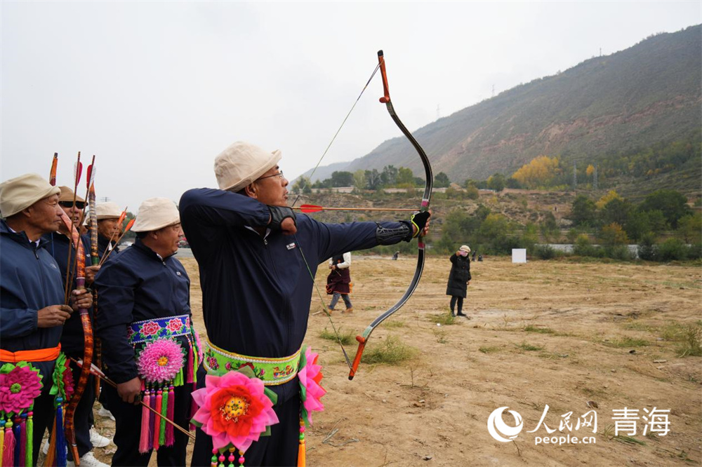 選手弓拉滿月展英姿。人民網(wǎng)記者 張莉萍攝