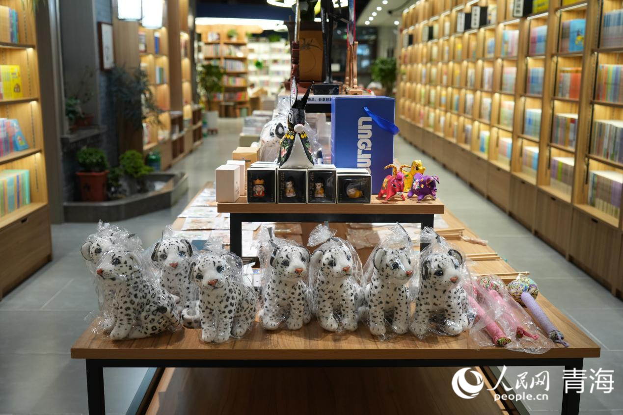 莫家書店“雪豹”文創(chuàng)。人民網(wǎng) 況玉攝