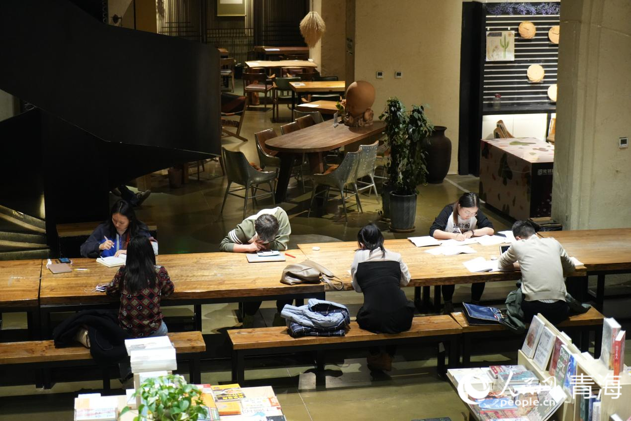 深夜的幾何書店。人民網(wǎng) 況玉攝