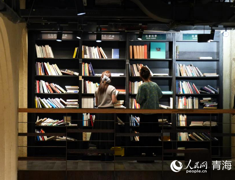 市民選購圖書。人民網(wǎng) 況玉攝