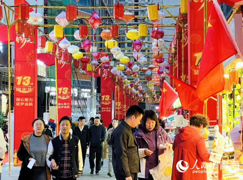 力盟商業(yè)步行街內(nèi)節(jié)日氛圍濃厚。人民網(wǎng) 顧斐菲攝