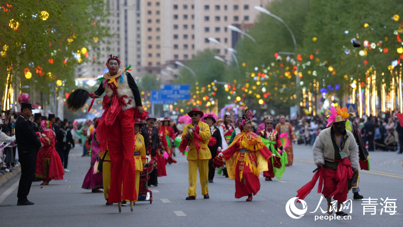 豹街傳統(tǒng)社火巡游。人民網(wǎng)記者 甘海瓊攝