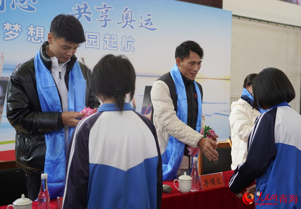 德令哈市第二中學(xué)學(xué)生為奧運(yùn)健兒贈(zèng)送禮物。人民網(wǎng) 陳明菊攝